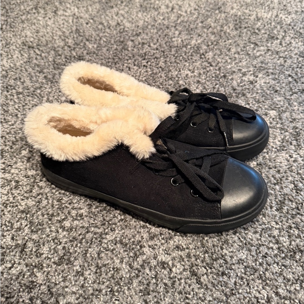 Cozy Black Women's Sneakers with Faux Fur Lining